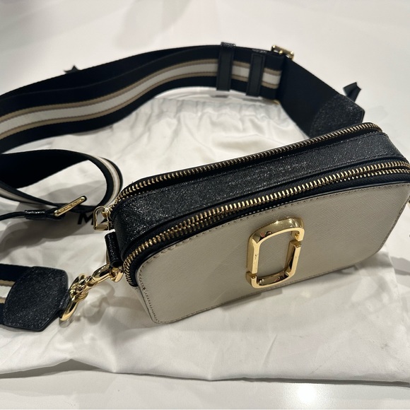 The Marc Jacobs Snapshot CrossBag. White & Gold Color . - Picture 1 of 10